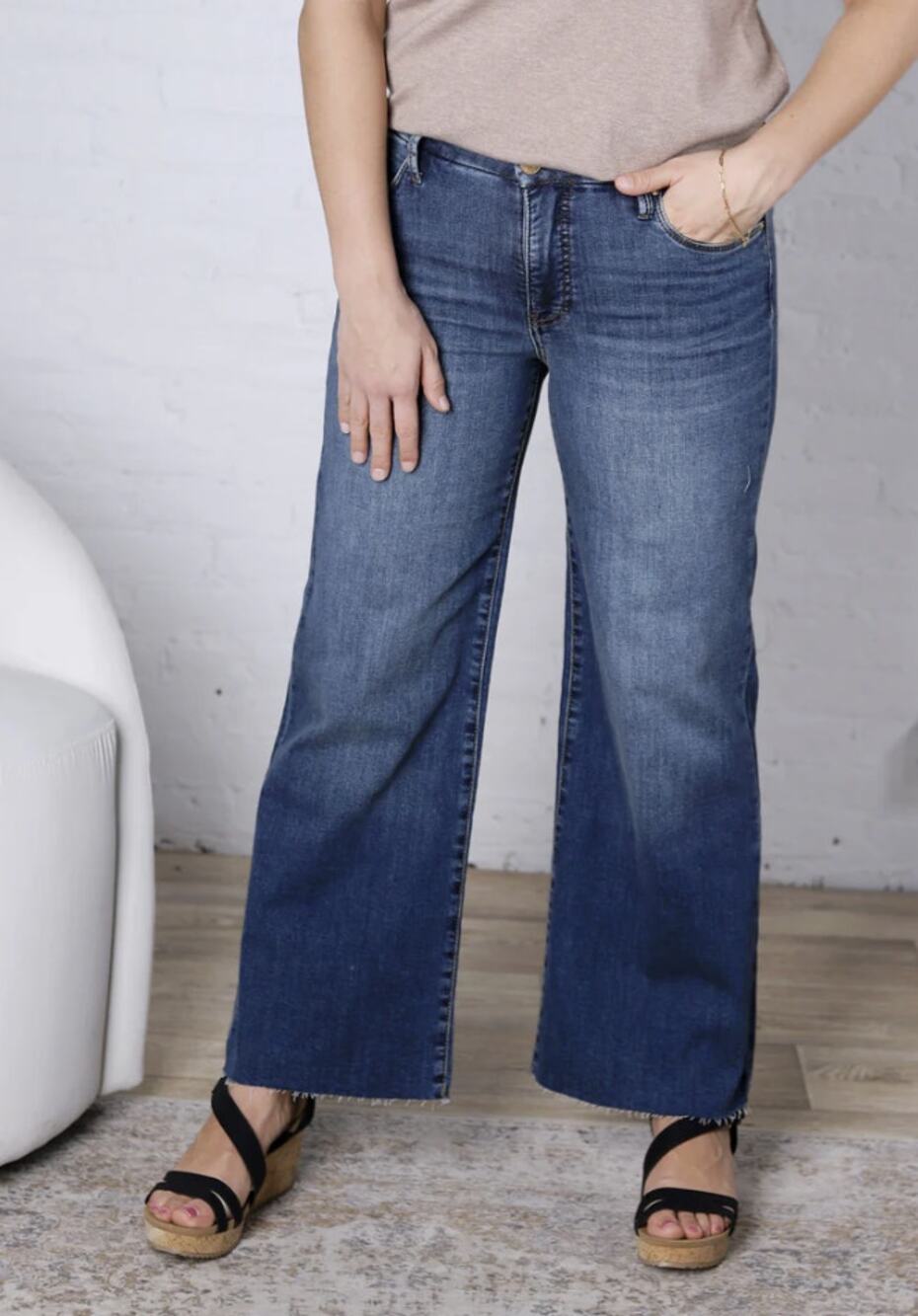 Kut From the Kloth Women's 10 Rad Wash Med Wide Leg Raw Hem Jeans O1-6